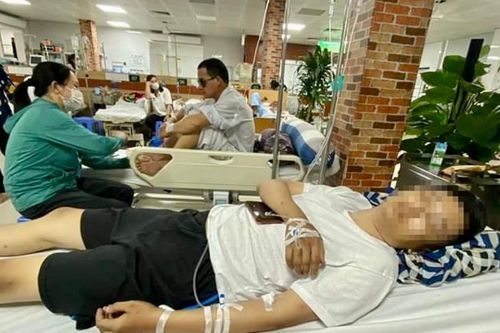Đang chữa cháy thì bị đàn ong vây đốt