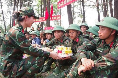 Trao gửi yêu thương trên thao trường huấn luyện