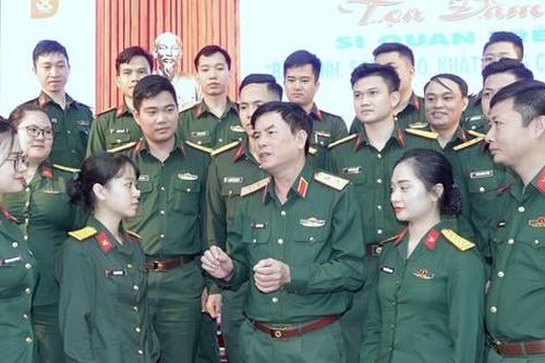 Nhiều sĩ quan trẻ có thành tích xuất sắc được thăng quân hàm trước thời hạn