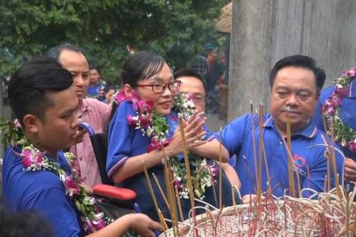 Cô gái 'xương thủy tinh' Ngọc Tâm lần đầu vượt hàng nghìn bậc thang để dâng hương vua Hùng