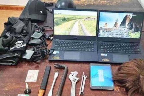 Đội tóc giả, đột nhập nhiều trường học để trộm cắp tài sản