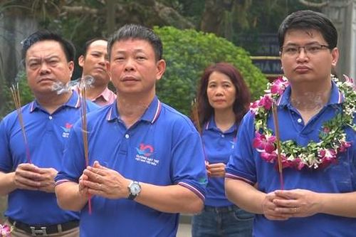 Gương mặt trẻ Việt Nam tiêu biểu báo công, dâng hương các vua Hùng
