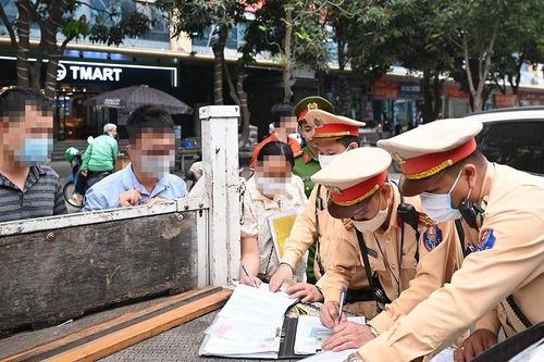 Đỗ ô tô chiếm lòng đường ở Hà Nội, tài xế xếp hàng nhận phiếu phạt