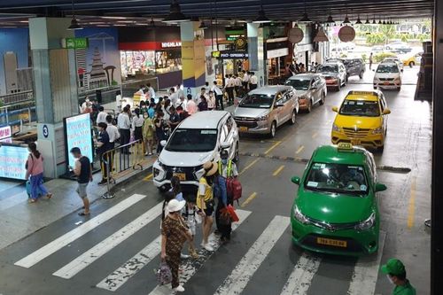 Phí 'cõng' phí khi vào Tân Sơn Nhất đón khách, Hiệp hội taxi TP.HCM cầu cứu