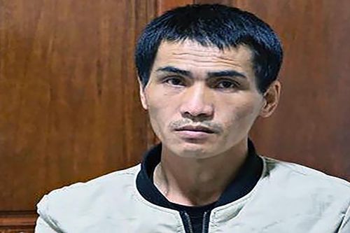 Hai gã đàn ông đội tóc giả lẻn vào trường học trộm tài sản