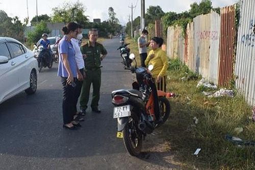 Điều tra người phụ nữ bị ném ớt bột, cướp tài sản trên đường