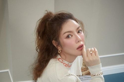 Lý Nhã Kỳ tung bộ ảnh mới sau tin đồn giải nghệ