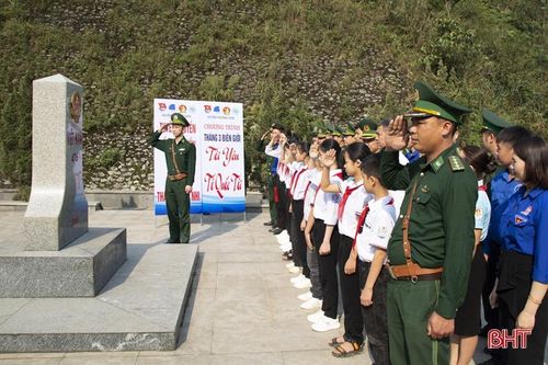 Thiêng liêng lễ 'Chào cờ tháng ba biên giới' ở cột mốc 476