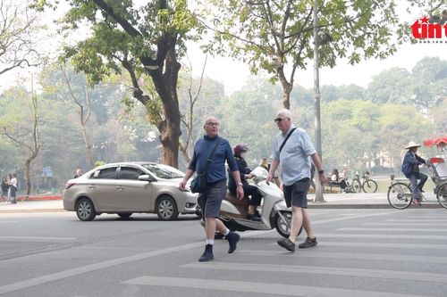 Hà Nội: Sau 6 năm thí điểm, người đi bộ vẫn sợ sang đường dù có đèn tín hiệu giao thông