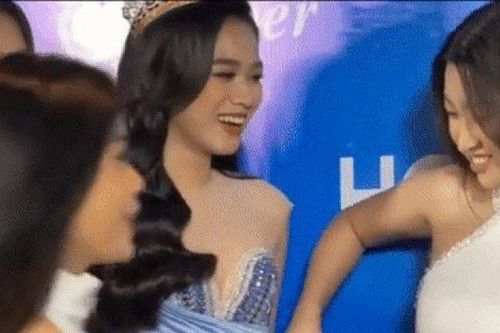 Hương Giang giành chỗ trên thảm đỏ có 'hot' bằng cái gạt tay của Đỗ Mỹ Linh?