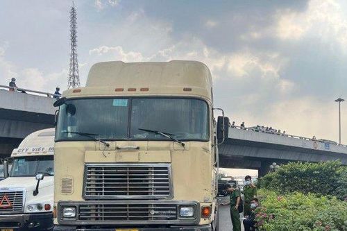 Tài xế hoảng loạn khi người đàn ông lao vào xe container, tử vong