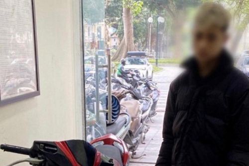 Bốc đầu xe máy trước Nhà hát lớn Hà Nội, thanh niên nhận cái kết đắng