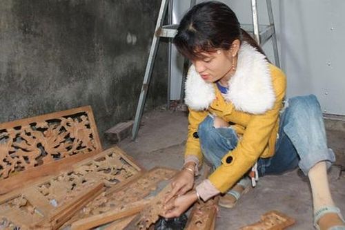Hành trình rực rỡ của cô gái một chân làm nghề điêu khắc gỗ