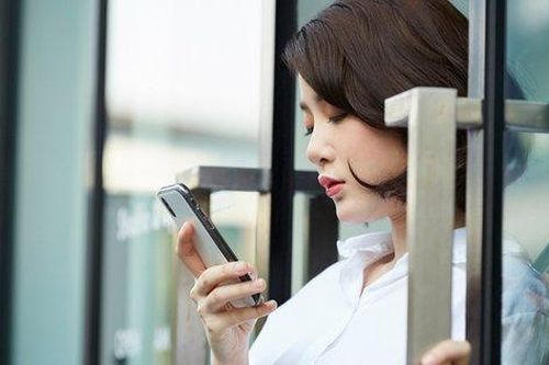 Nhìn cảnh mẹ chồng chăm cháu qua camera mà tôi bật khóc