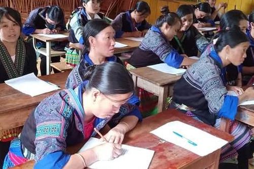 Khuyến khích phụ nữ vùng cao tham gia nhiều hơn vào các hoạt động xã hội sau những lớp xóa mù chữ