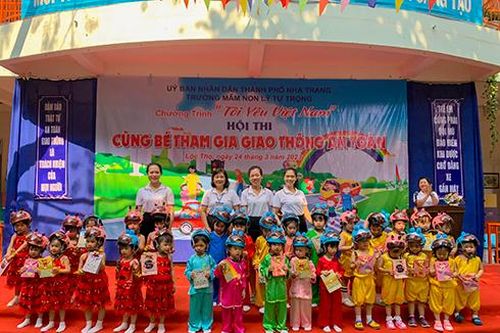 Hội thi 'Cùng bé tham gia giao thông an toàn'
