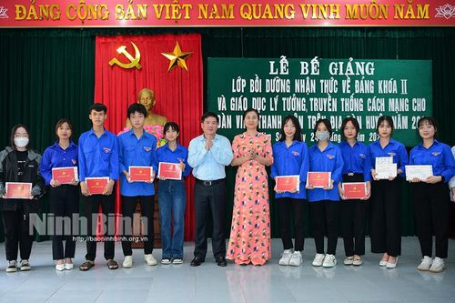 Kim Sơn bế giảng lớp bồi dưỡng nhận thức về Đảng cho đoàn viên ưu tú