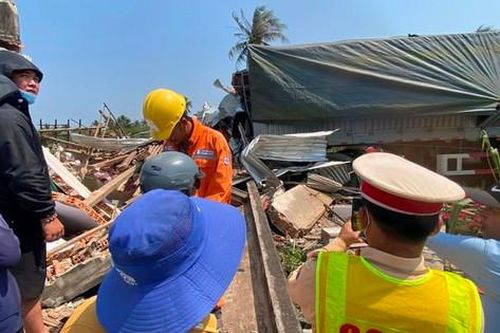 Xe tải lao vào quán cà phê rồi tông sập nhà dân, ít nhất 5 người đi cấp cứu