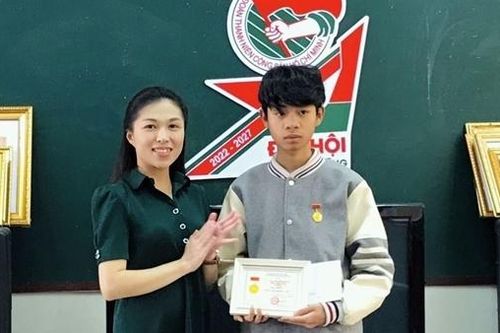 Trao Huy hiệu Tuổi trẻ dũng cảm tặng thanh niên cứu hai người trong ôtô bị chìm ở Đà Lạt