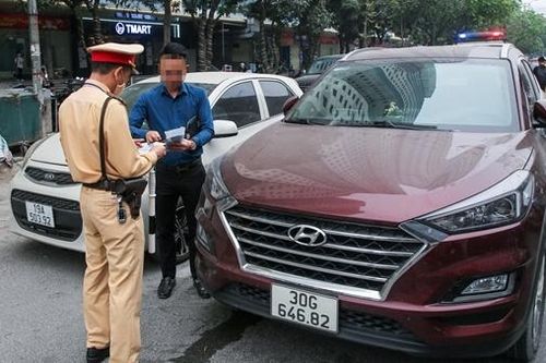 CSGT dẹp ô tô đỗ hàng 3 chiếm lòng đường Hà Nội