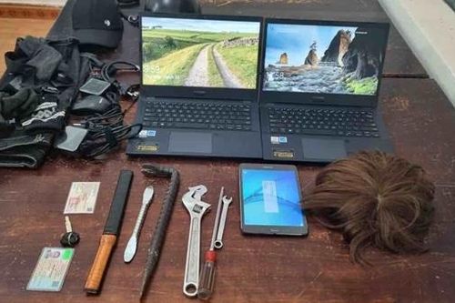 Đội tóc giả đột nhập vào trường học trộm cắp tài sản