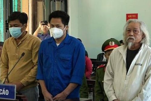 Mâu thuẫn đất đai, ba bố con cầm rựa chém hàng xóm