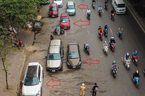 Bị phạt vì đỗ xe giữa lòng đường, tài xế nói 'biết sai nhưng không còn cách nào'