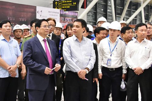 Thủ tướng đề nghị sớm đưa nhà ga có kiến trúc cung đình ở Huế vào sử dụng