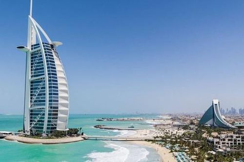 Công trình dát vàng nổi giữa biển ở UAE: Nạm trần bằng pha lê, giá 1 đêm cỡ nửa tỷ đồng