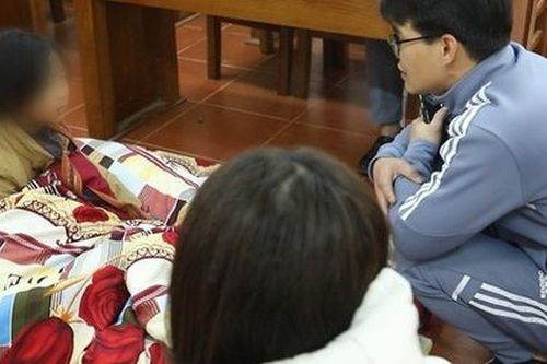 Xử phạt người mẹ 9x bắt con gái địu theo em nhỏ đi bán hàng rong