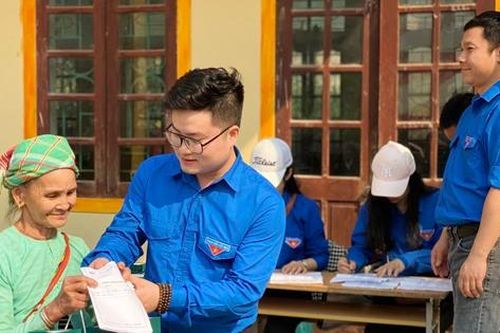 Đoàn Thanh niên Bộ Y tế khám bệnh và tặng thuốc miễn phí cho bà con vùng sâu, vùng xa Nghệ An