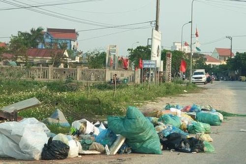 Rác thải la liệt khắp các tuyến đường nông thôn ở Quảng Bình
