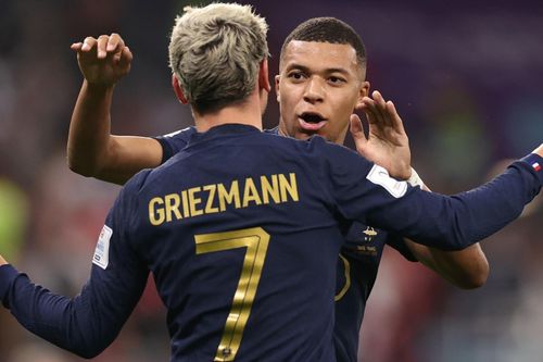 Vì sao tấm băng đội trưởng của Mbappe khiến đàn anh thất vọng