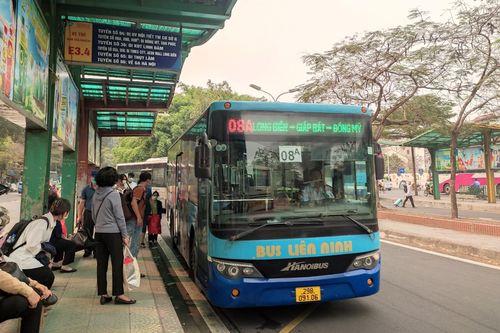Làm rõ hành vi quấy rối nữ hành khách trên xe buýt ở Hà Nội