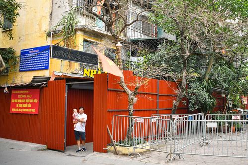 Cảnh sống bám trụ trong căn tập thể cũ nát dù bị quây rào ở Hà Nội