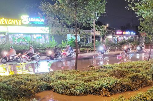 Vỡ đường ống, nhiều khu dân cư ở TP.HCM bị nước yếu