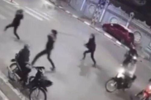 Cảnh 2 nhóm thanh niên cầm đao, kiếm lao vào hỗn chiến