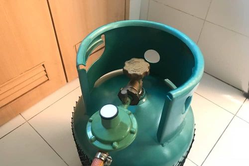 Bé 7 tuổi bị mảnh sành găm sâu vào đùi do nổ bình ga