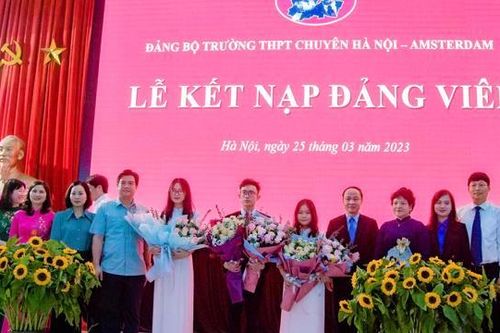 Thành tích xuất sắc của hai nữ sinh lớp 12 trường Ams được kết nạp Đảng