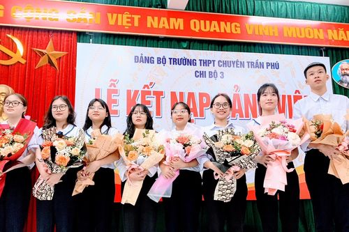 Trường THPT chuyên Trần Phú kết nạp 12 học sinh ưu tú vào Đảng