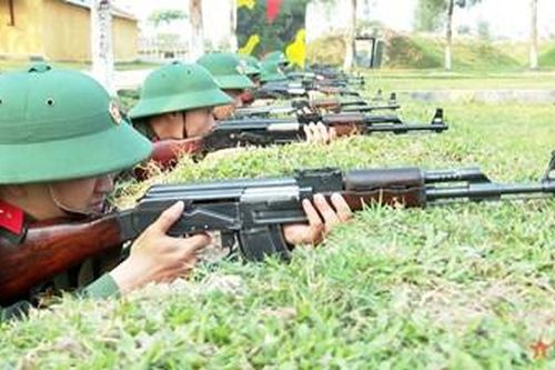 Chiến sĩ mới vượt nắng, thắng mưa