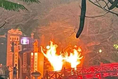 Hà Nội: Dập tắt đám cháy ở đền Ngọc Sơn