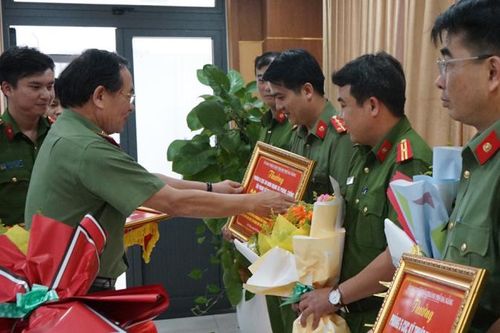 Chủ tịch UBND TP Đà Nẵng khen thưởng nhiều đơn vị Công an