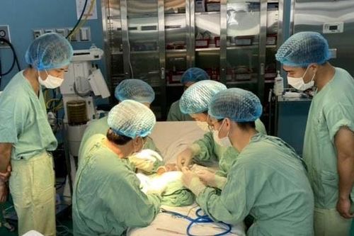 Nội soi mật tụy ngược dòng lấy sỏi ống mật chủ cho bệnh nhi 6 tuổi