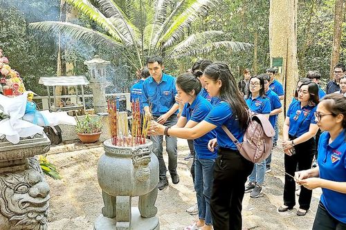 Đoàn viên thanh niên Báo SGGP về nguồn tại Chiến khu D
