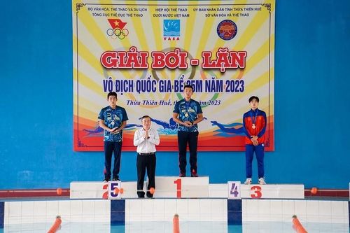 Nguyễn Thành Lộc và các kình ngư TPHCM đứng đầu giải lặn vô địch hồ ngắn quốc gia