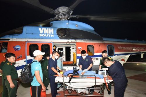 Đưa ngư dân bị giảm áp do lặn sâu từ Trường Sa về đất liền điều trị