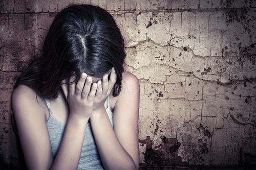 Tin lời nhóm bạn, bé gái 13 tuổi bị bạo hành dã man