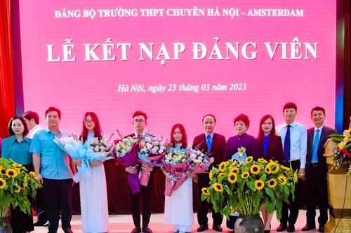 Hai nữ sinh trường Ams đạt thành tích xuất sắc được kết nạp Đảng