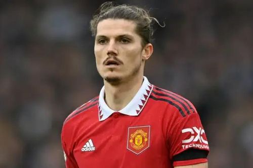Mê mẩn siêu phẩm đá phạt hàng rào của tiền vệ Man United